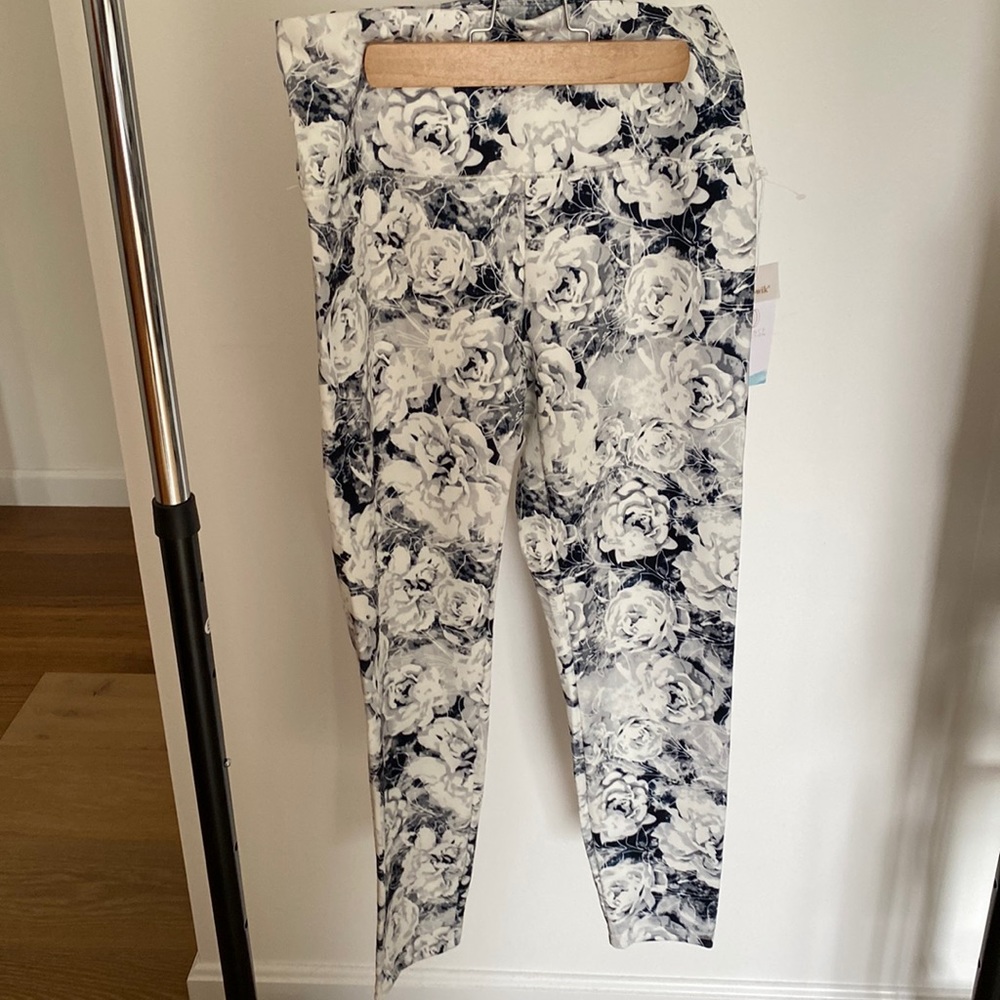 Black and white rose print Work out or casual leggings NWT